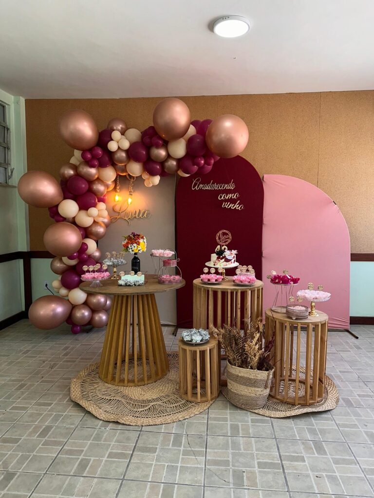 Decoração de aniversário de 40 anos em tons de vinho e rosé