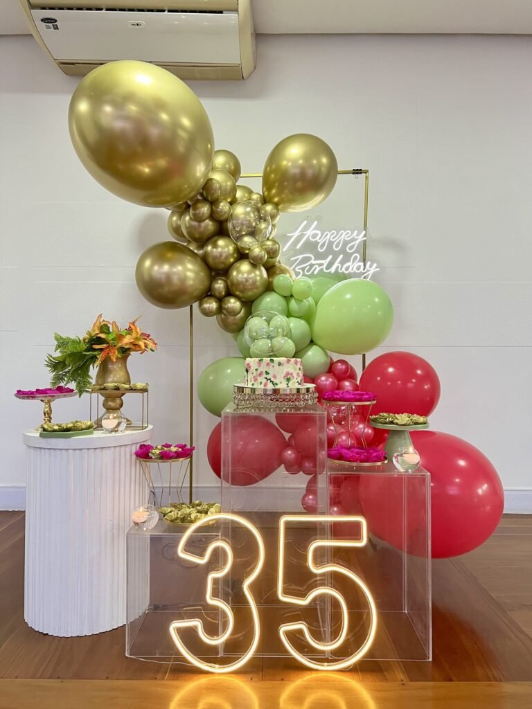Decoração de aniversário de 35 anos com balões dourados e verdes