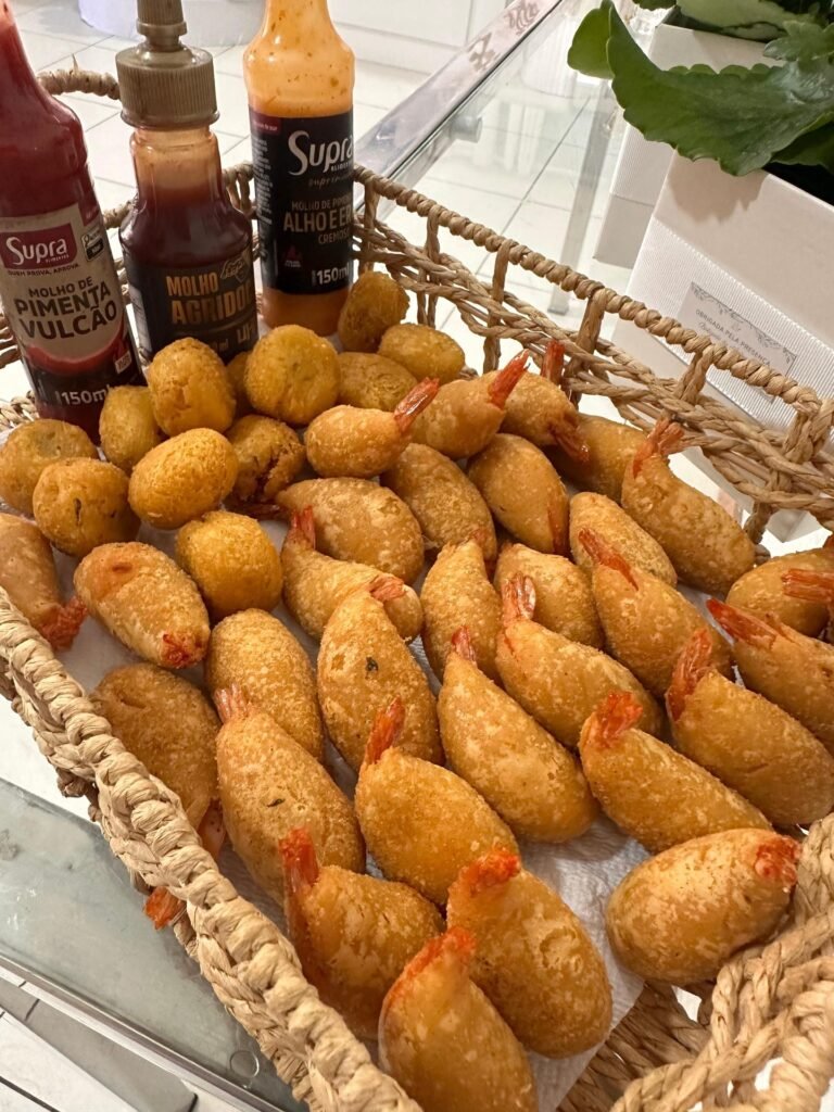 Cesta de coxinhas douradas para buffet de festa