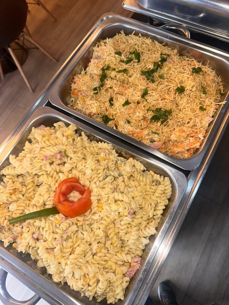 Cuba de arroz temperado com tomate no buffet