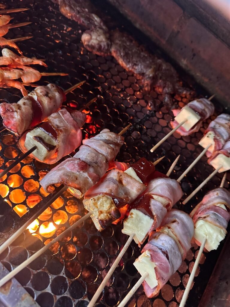 Espetinhos de camarão com bacon e queijo na brasa