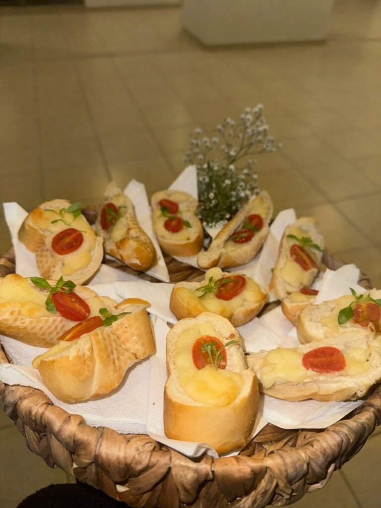Cesta de bruschettas para coquetel de festa
