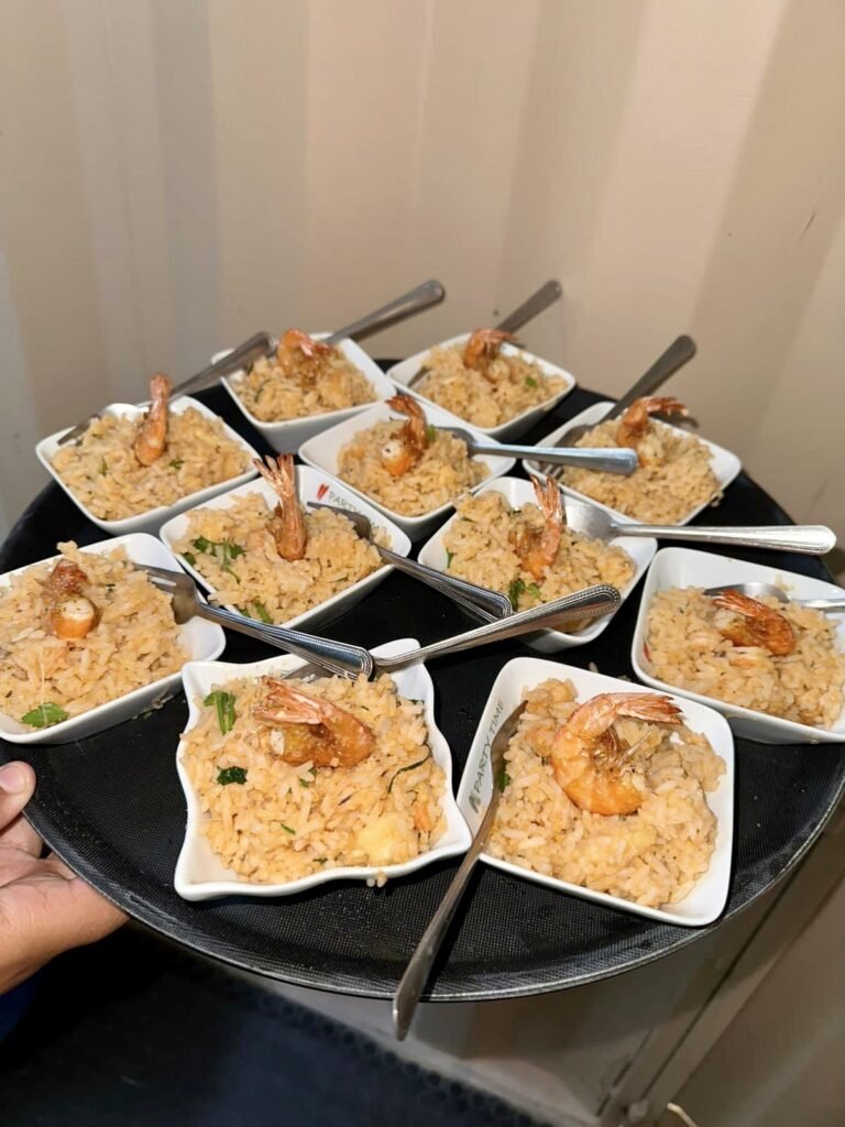Potinhos individuais de risoto de camarão servidos em bandeja
