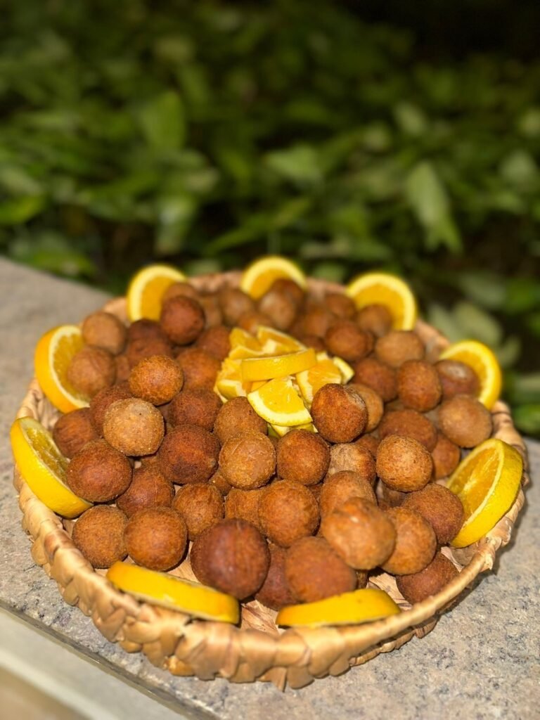Cesta de bolinhos fritos com laranja