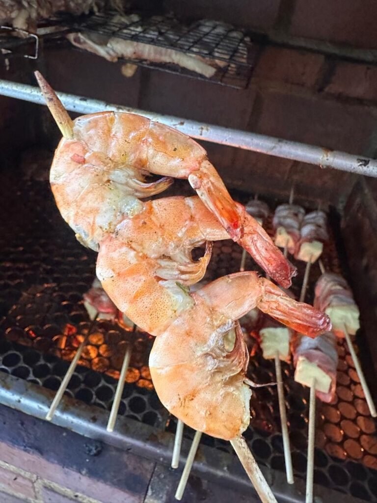 Espetos de camarão grelhados na churrasqueira