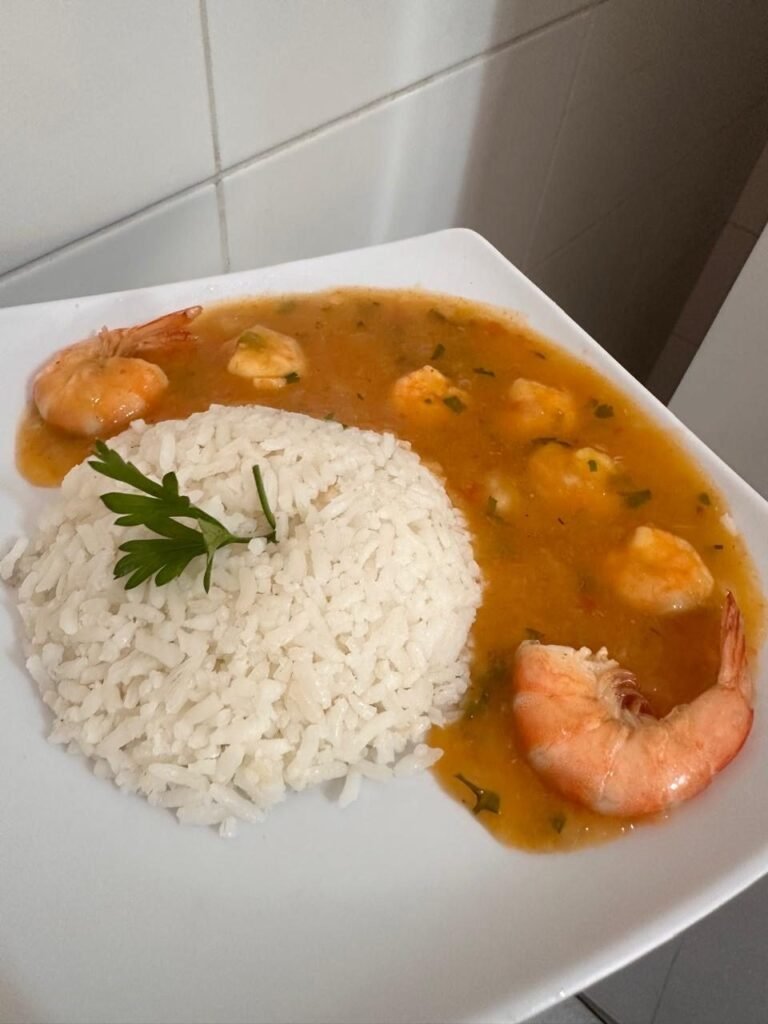 Moqueca de camarão com arroz branco