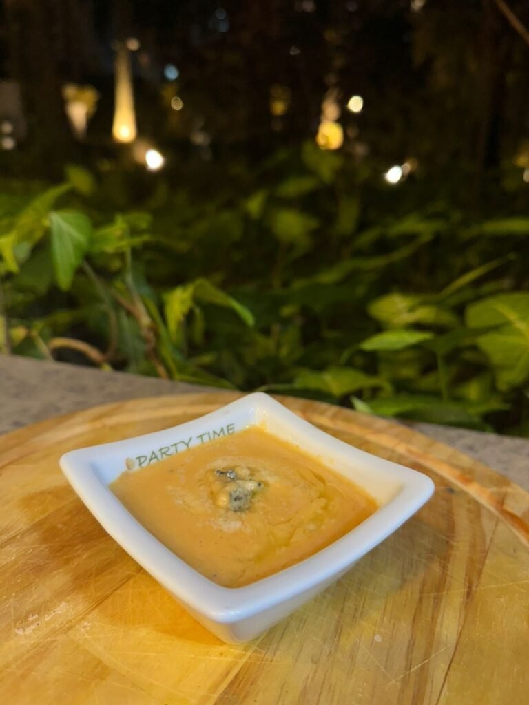 Creminho de gorgonzola servido em potinho