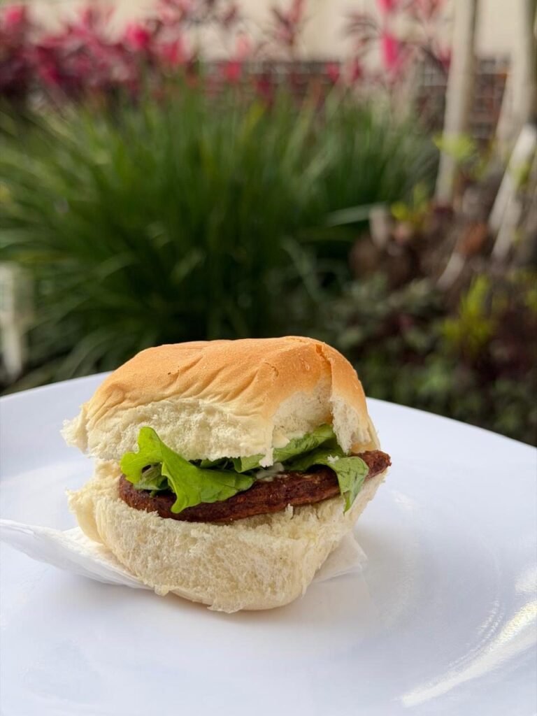 Mini hambúrguer artesanal no buffet