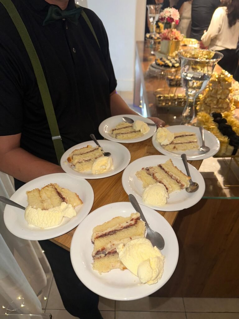 Garçom servindo bolo com sorvete em taças