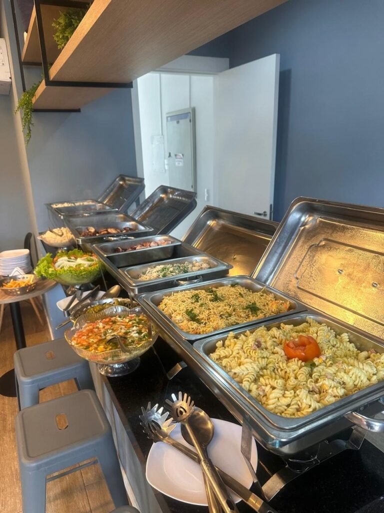 Buffet completo com cubas de arroz, macarrão e saladas