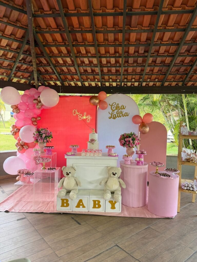 Decoração de chá revelação com balões rosa e tema Baby