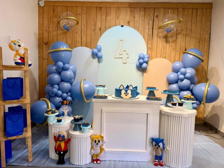 Decoração de aniversário infantil tema Sonic com balões azuis