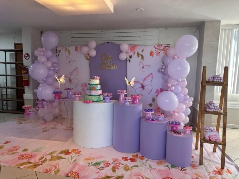Decoração de aniversário infantil com balões lilás e borboletas