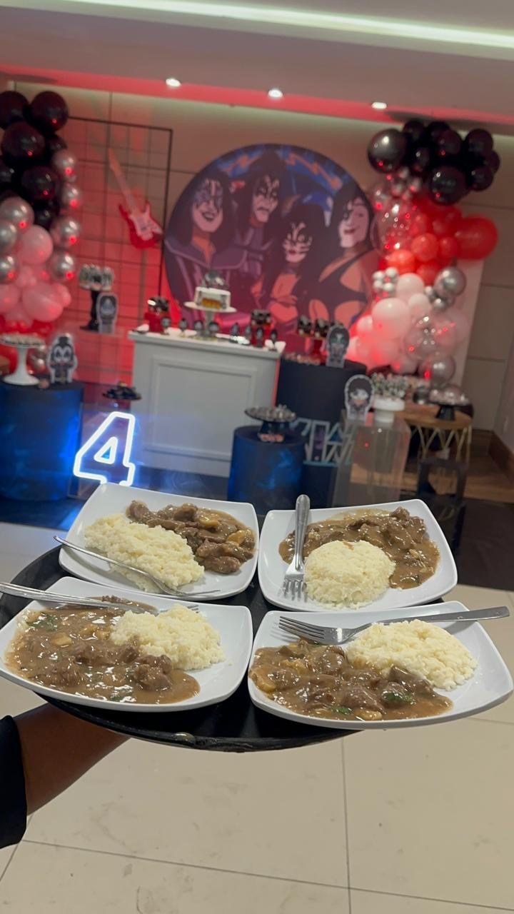 Pratos de comida servidos em festa infantil